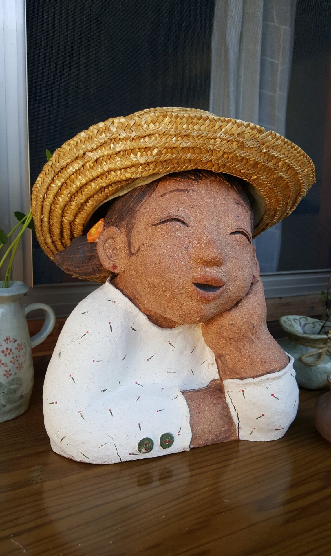 밀짚모자를 쓴 흙인형